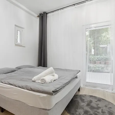 Apartment New 1br Steps To Nivy And Bus Station Pressburg