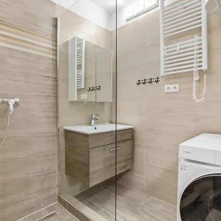 Apartment New 1br Steps To Nivy And Bus Station *